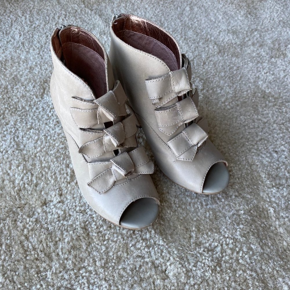 Anthropologie Seychelles Playing w/ Fire Booties 6